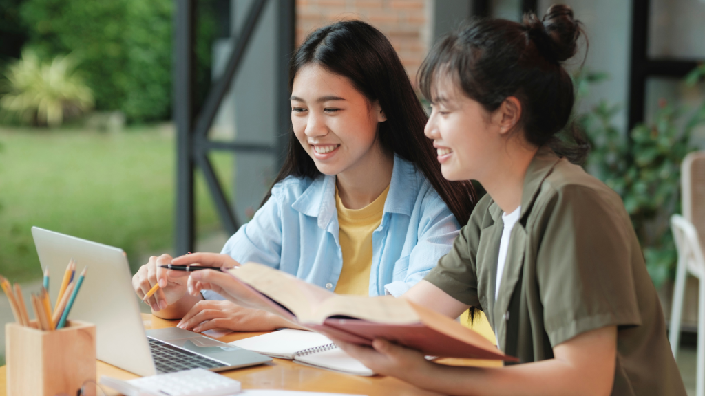 Lớp học tương tác năng động tại trung tâm We Study, học viên đang thảo luận nhóm sôi nổi.