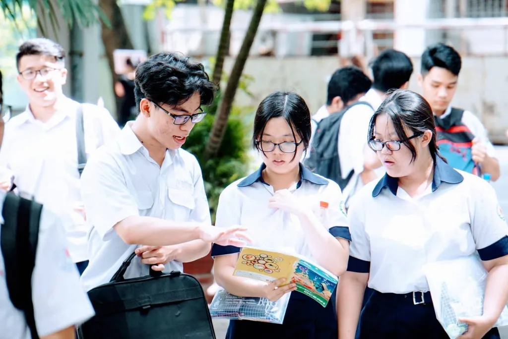 Phương án thi tốt nghiệp THPT 2026 với 4 môn bắt buộc và 2 môn tự chọn.