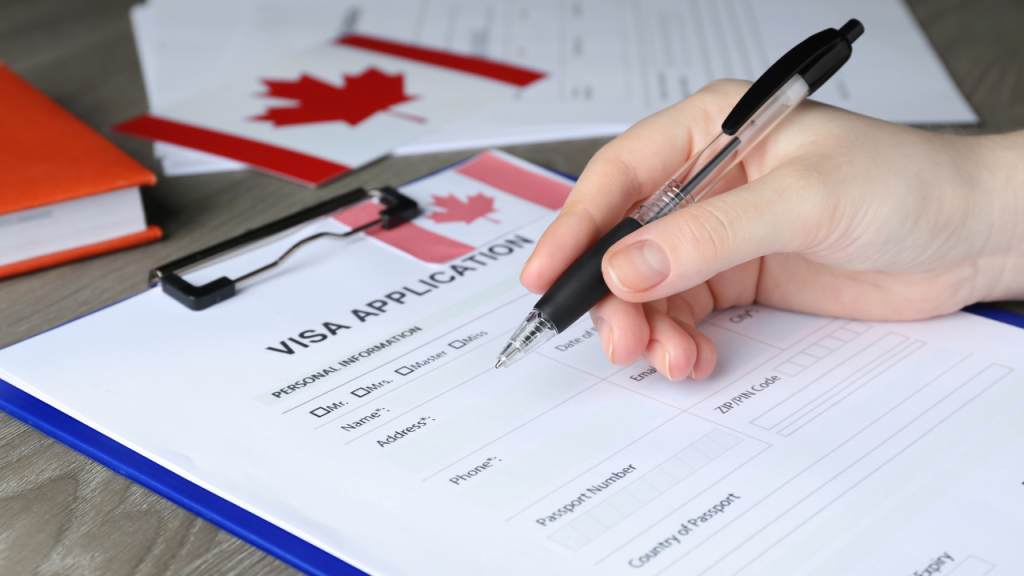 Sinh viên đang điền hồ sơ Visa Canada 