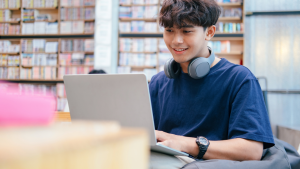 Kệ sách trong thư viện hỗ trợ học viên tại We Study với nhiều đầu sách ngoại văn chọn lọc.