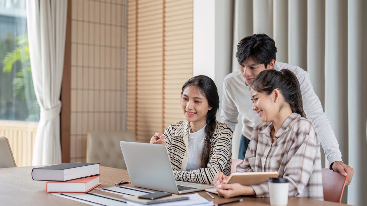 Giáo viên We Study đang khơi gợi tư duy phản biện cho học viên trong một buổi học về kỹ năng mềm và IELTS.