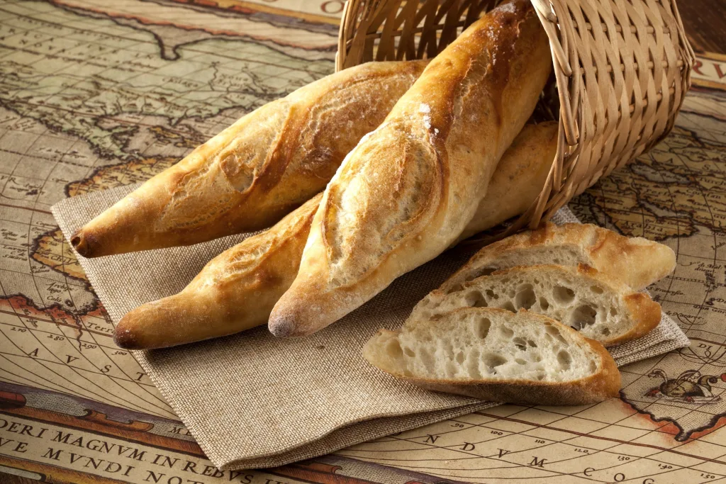 Đặt bánh mì trên bàn là một quy tắc ứng xử ở Pháp độc đáo trên bàn ăn mà du học sinh cần lưu ý.
